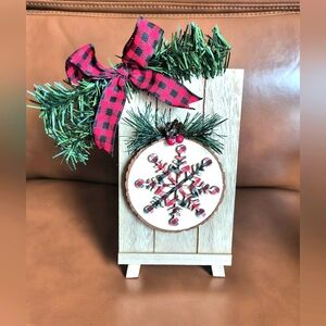New Handmade Christmas Decor Easle Red and Black Checkered Design